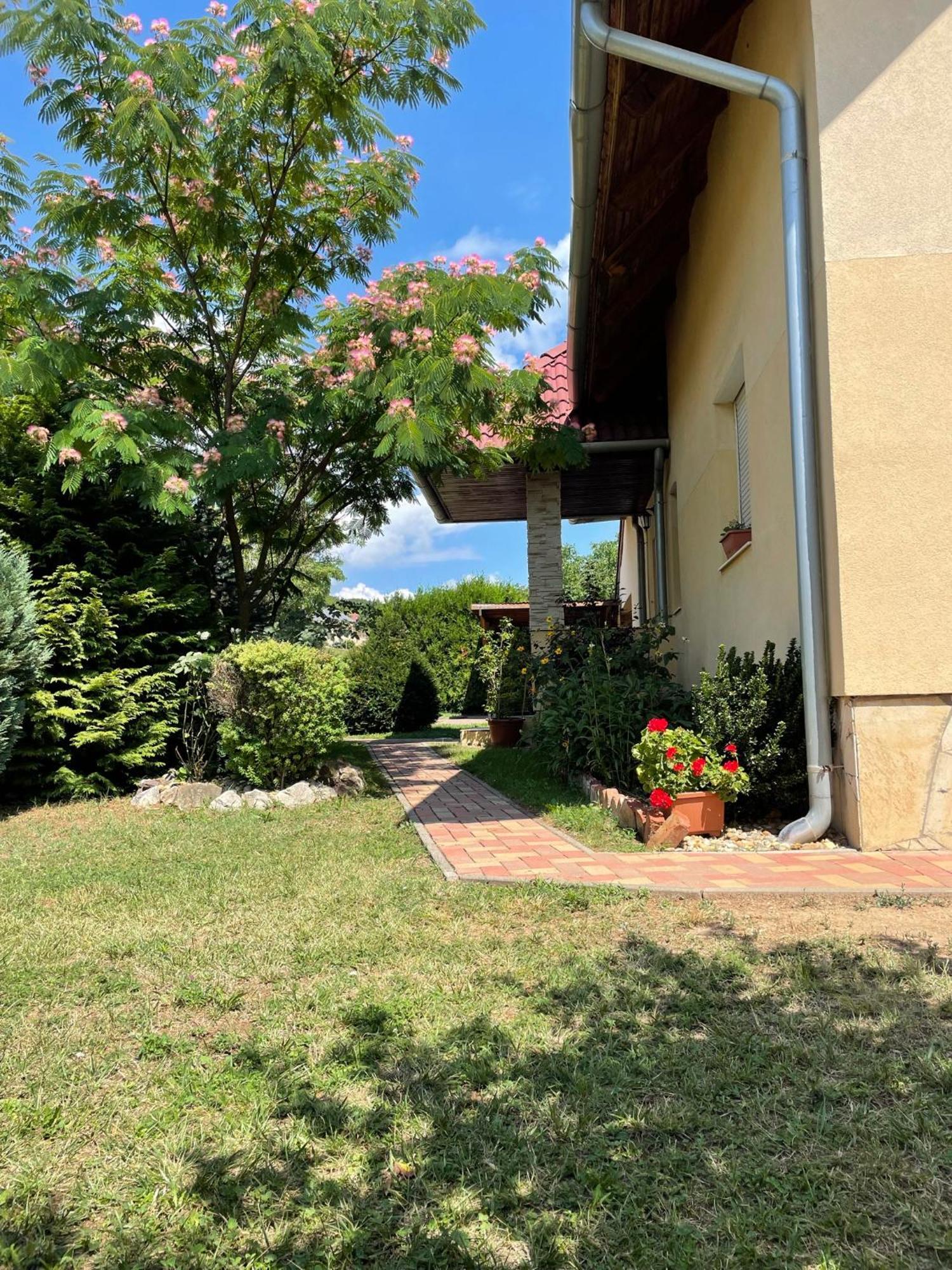 Jasmin Apartment House Vonyarcvashegy Exterior foto